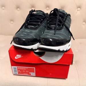 Nike Men's Black and Dark Green Sneakers